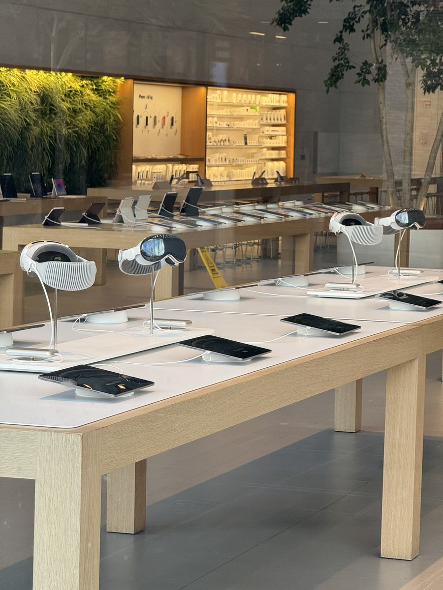 Here in LA reporting to enter the future🫡 first in line on launch day just hits different

(sorry I’m gonna have to farm max engagement off this to make apple vision pro worth the money 🥵)
