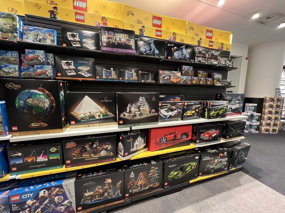 LukasMau__'s tweet photo. Incroyable le rayon LEGO à Parly 2. Ça faisait longtemps que je n’avais pas ressenti la magie #LEGO 😳 

#Parly2 https://t.co/73SnkMEF51