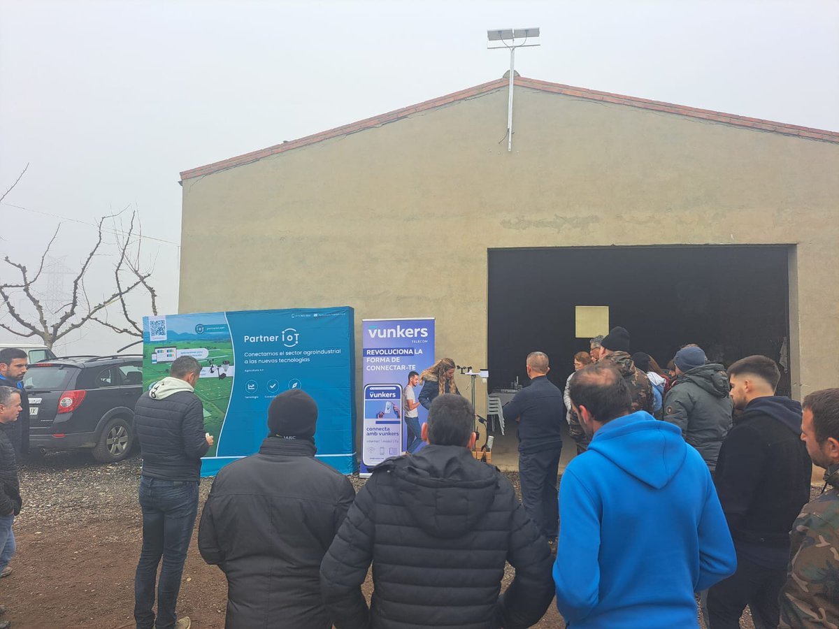 aj_Aitona's tweet photo. 🌿 @asajalleida i @VunkersIT han ofert avui una demostració de sistemes de control de gelades i gestió d'horaris per a l'agricultura. 

ℹ️ Han assistit a la jornada els regidors Clement Agustí, Robert Ibars i Jordi Vidal. https://t.co/9kOEE7CB5s