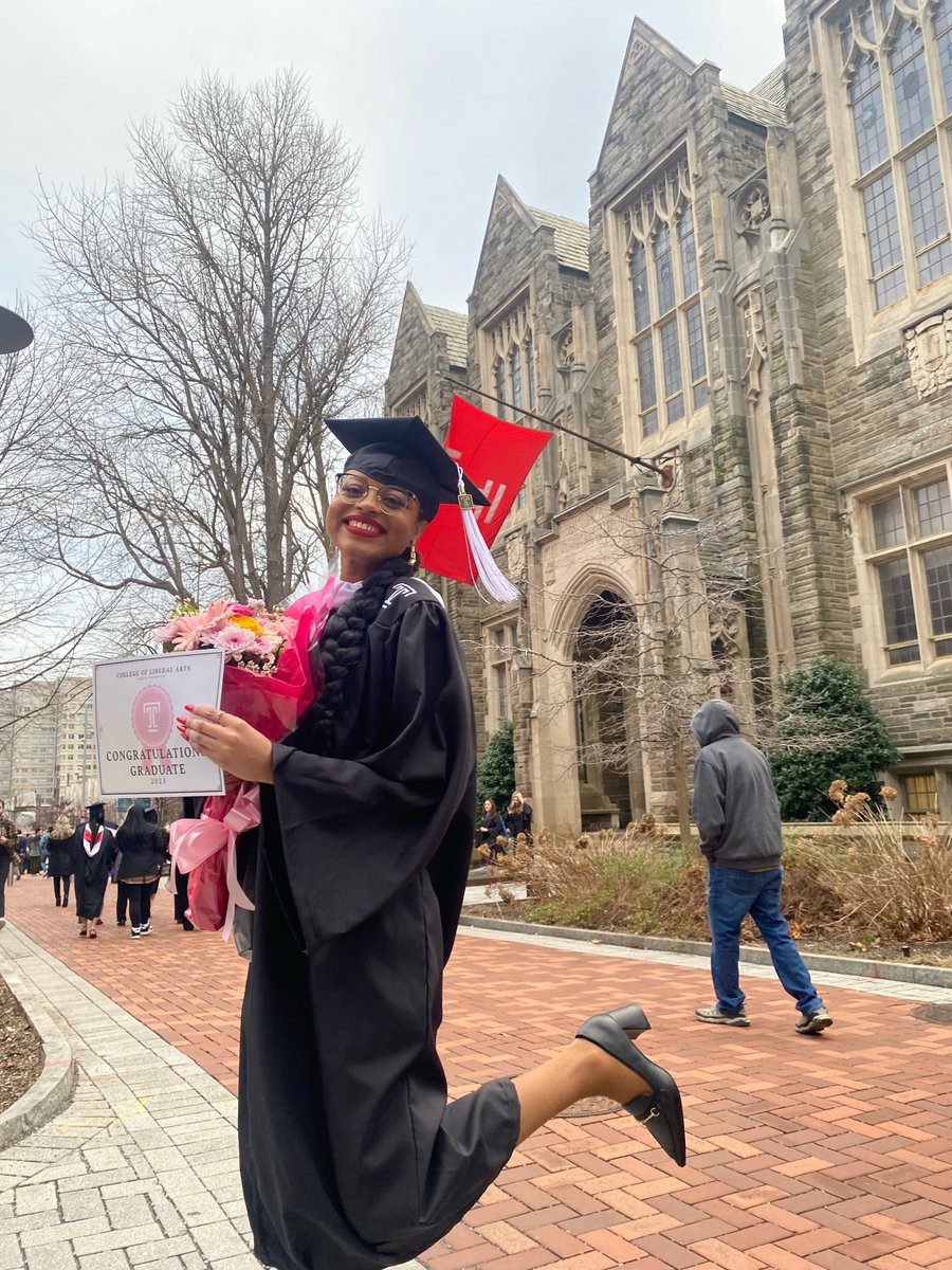 minareadss's tweet photo. Guess who has a Bachelor’s degree in English Literature?!?!? https://t.co/HOmJEZNTrB