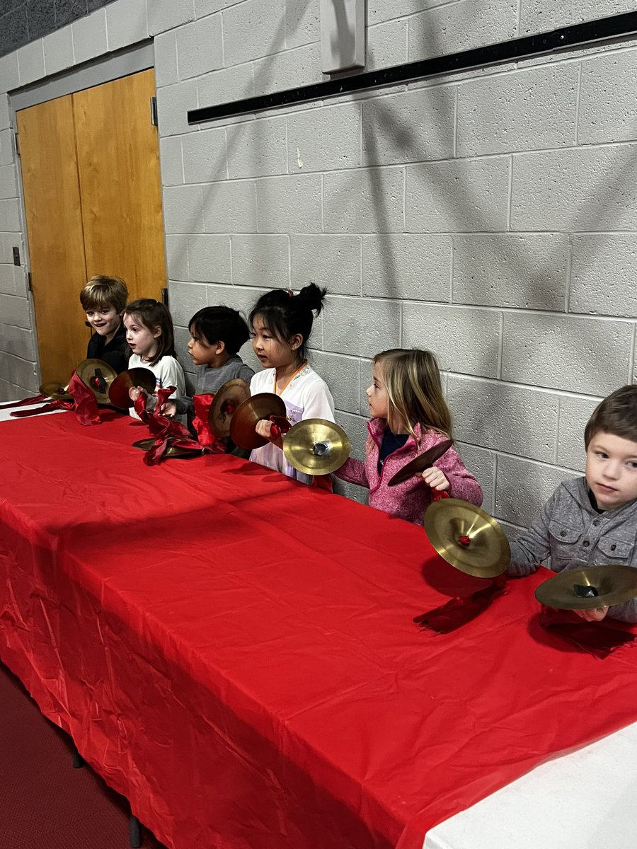 kristigarcia2's tweet image. Get your passport ready! Visiting multiple countries @RockQuarryElem this morning! @TCSBoardofEd @TCSESL