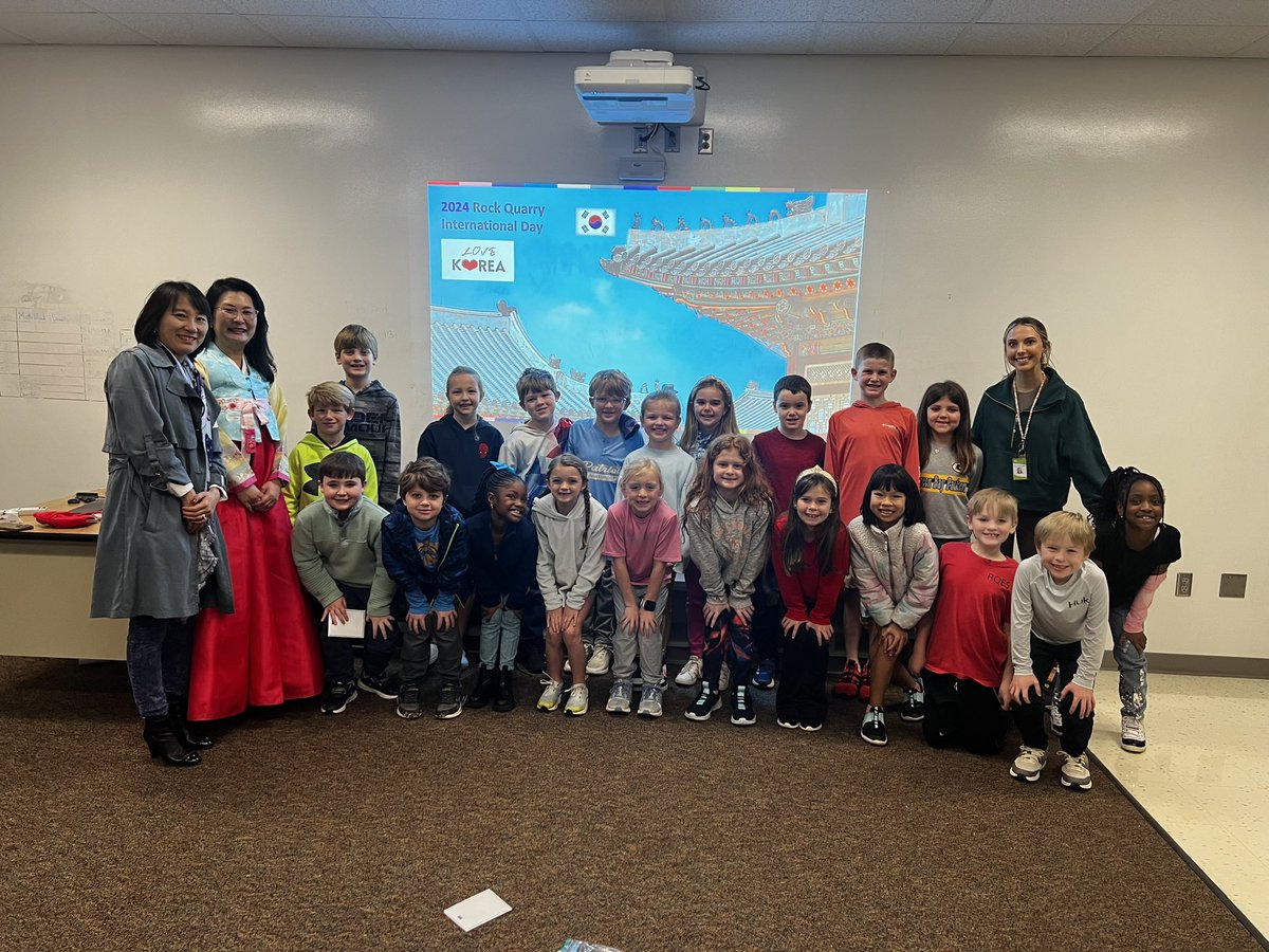 kristigarcia2's tweet image. Get your passport ready! Visiting multiple countries @RockQuarryElem this morning! @TCSBoardofEd @TCSESL