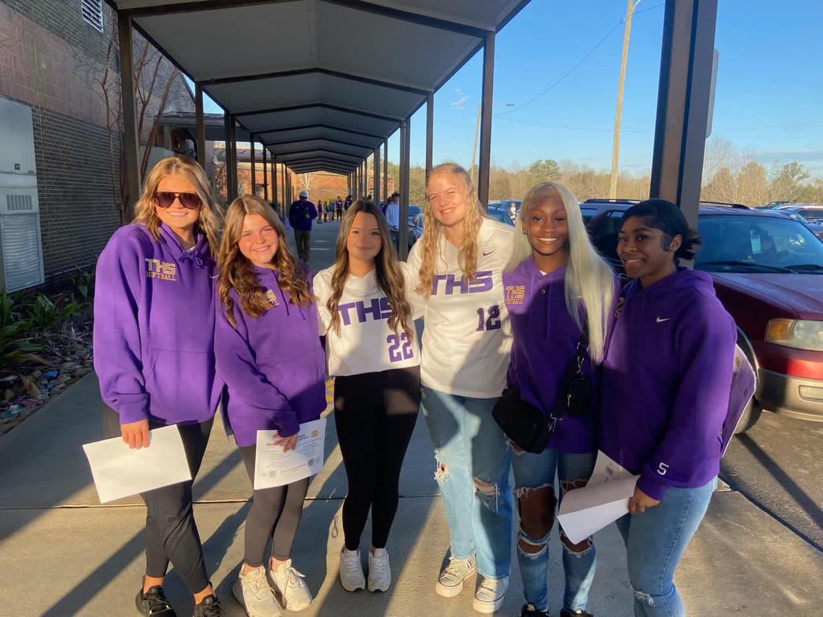 AlliSsmith10's tweet photo. I love my community and everyone in it! I’m so blessed to be able to be apart of such an amazing team! @LadyTigersTHS absolutely adored helping with drop-off at TES! Go Tigers💜💛 https://t.co/yRUrpwZFKy