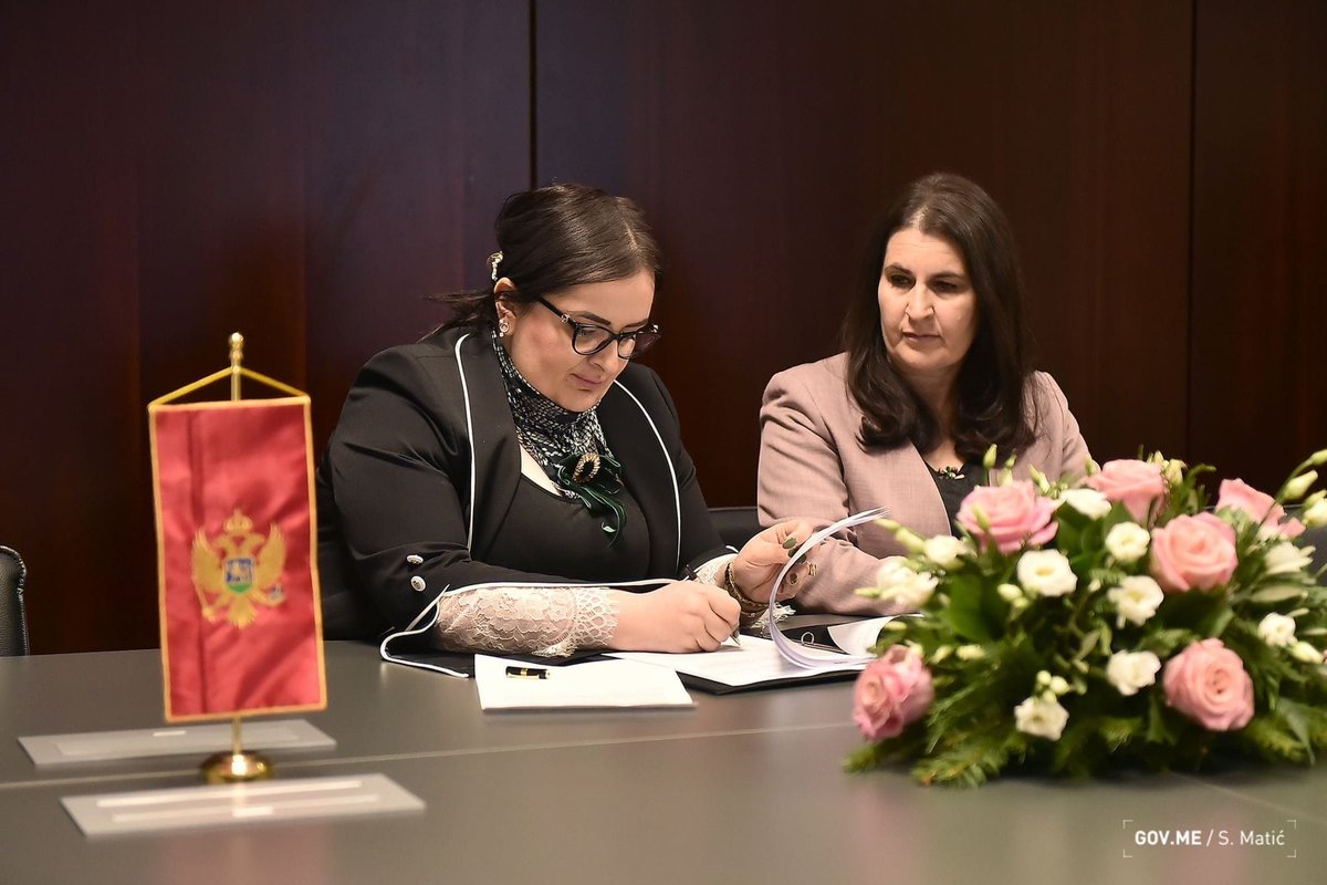 HelpMontenegro's tweet photo. Potpisan novi Memorandum o razumijevanju sa Ministartsvom rada i socijalnog staranja, za realizaciju projekta "Povećanje socio-ekonomske uključenosti ranjivih grupa kroz inovativnu, prilagođenu pomoć“ koji ko-finansira EU.
Courtesy photo
https://t.co/M23Do7YXkG https://t.co/JgTTHjX1Yv