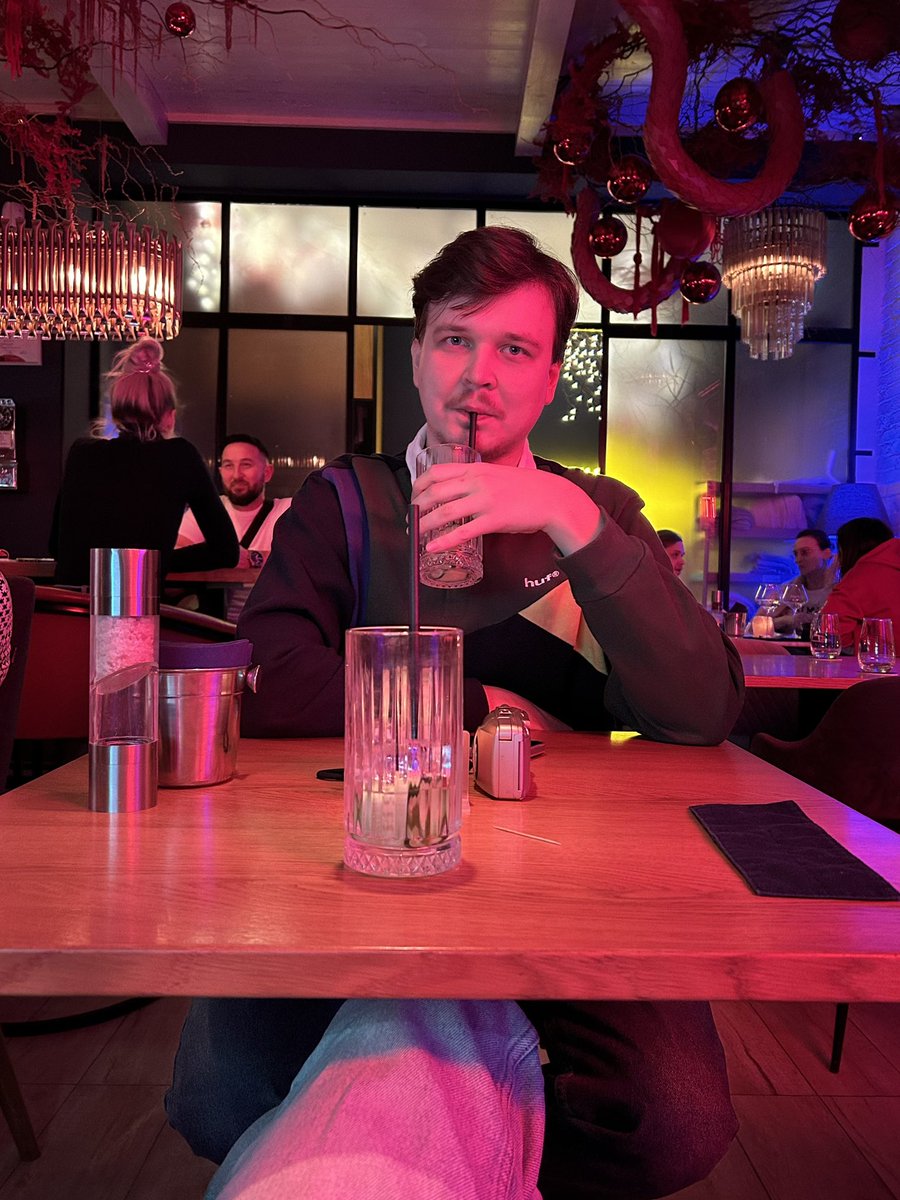 масик на годовщину отвел в рестик я тарелочница) люблю его