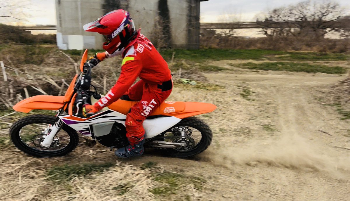 RUchijima's tweet photo. バタバタな今週ですが、隙間時間で練習。やっぱおバイク楽しいわ〜
良かった今日乗れて
#leattfamily #scienceofthrill #iRC https://t.co/UoRDw978z0