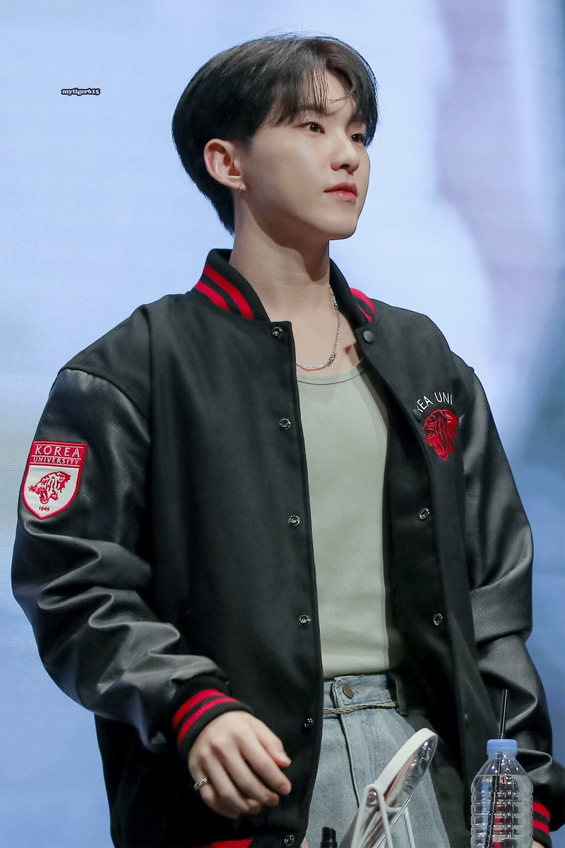 hoscupz's tweet photo. @caratstalk bukan salah satu foto terganteng tp  suka banget hoshi disini keliatan attractive bgt https://t.co/L5lnr6zIgr