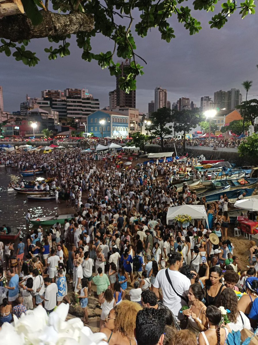 rudaricci's tweet photo. Salvador entre 4:30h e 5h da manhã. Alvorada da Colônia de Pescadores. O Brasil é um sincretismo diário. https://t.co/7eM1dnfEl7