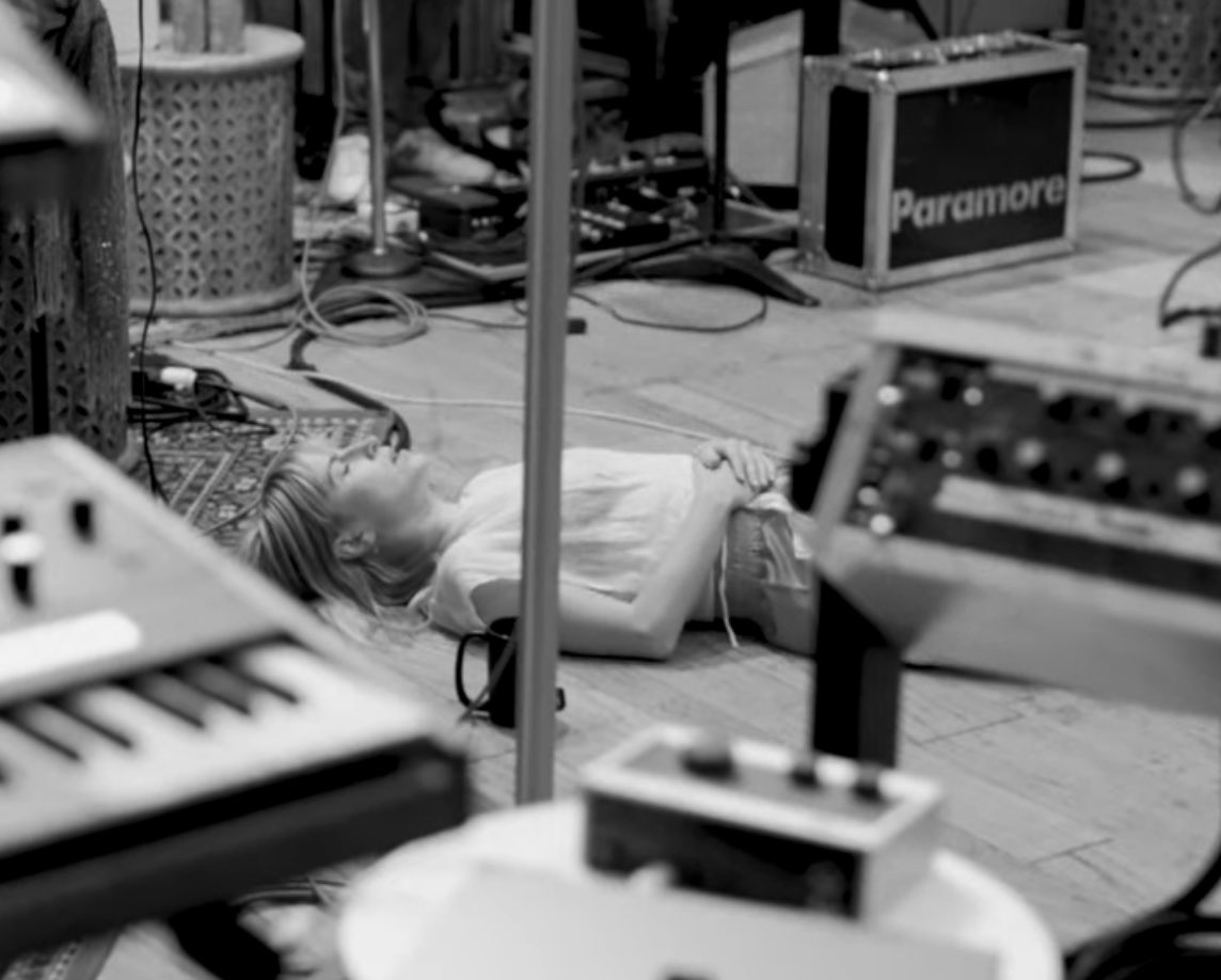 paramovies's tweet photo. anything for you hayley williams singing in the studio https://t.co/S5AJnuZrP3