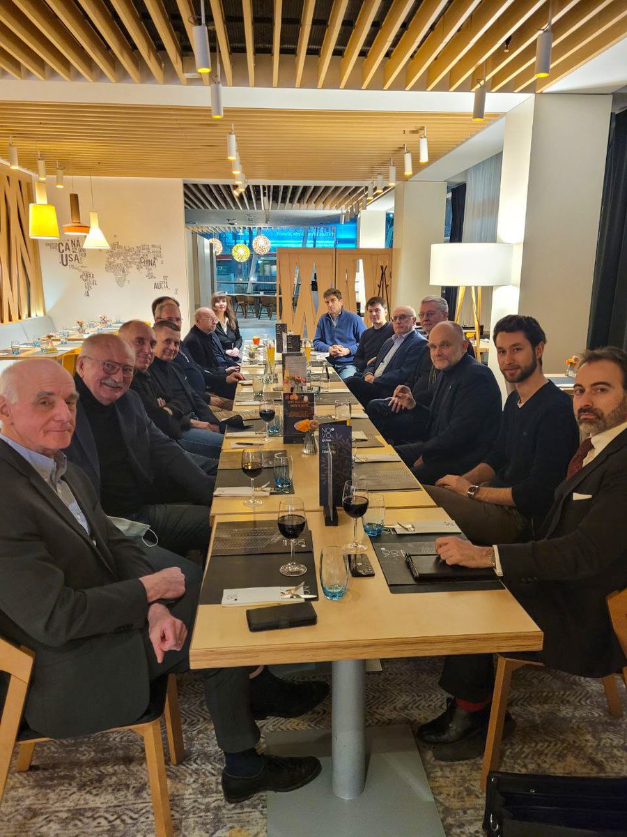 🇵🇱🇫🇷 Excellents échanges à Varsovie avec la communauté française sur la situation en Pologne, en Ukraine et en France. Mais j’ai regretté le manque de parité à laquelle je tiens, j’espère que lors de ma prochaine visite des citoyennes se joindront à nous ! C’est important.