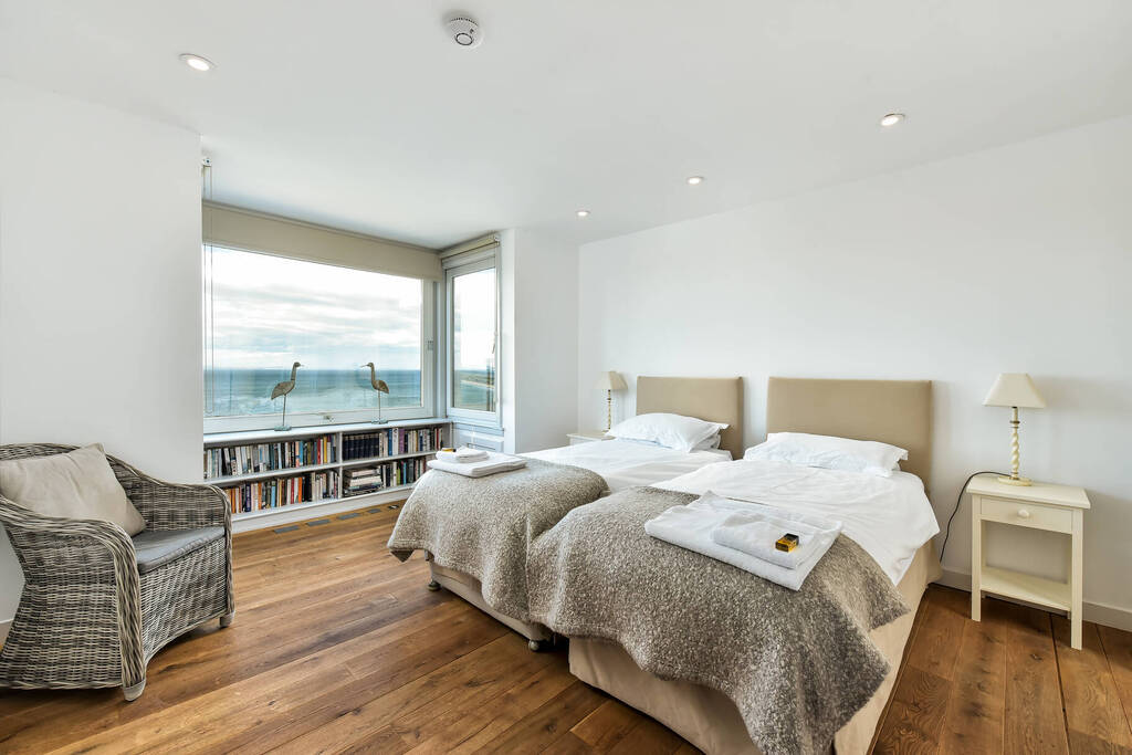 KingaskStAs's tweet photo. ✨Feedback Friday ✨

Our Penthouse Paradise - we will make any excuse to showcase 38 The Scores' magnificent views, and having received this wonderful 5-star review, we simply could not resist 🌊

Visit the link in our bio to book your stay ⛳ https://t.co/RZyTqe6DTo
