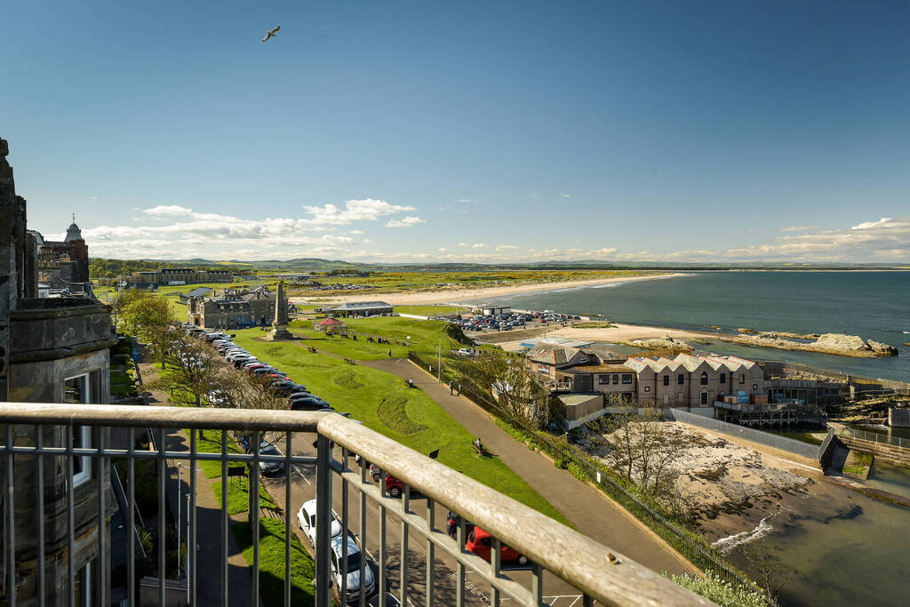 KingaskStAs's tweet photo. ✨Feedback Friday ✨

Our Penthouse Paradise - we will make any excuse to showcase 38 The Scores' magnificent views, and having received this wonderful 5-star review, we simply could not resist 🌊

Visit the link in our bio to book your stay ⛳ https://t.co/RZyTqe6DTo