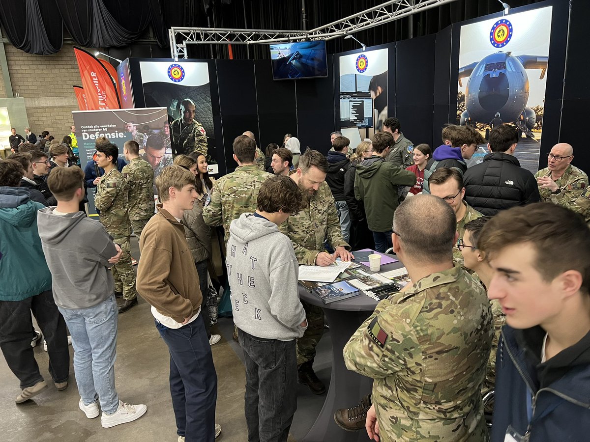 MedicalCompoBe's tweet photo. Verder studeren of snel starten aan een loopbaan bij Defensie? Onze specialisten geven graag een woordje uitleg over al deze mogelijkheden tijdens de #SidIn ‘s Morgen in Genk, andere data en inschrijven op https://t.co/XWTonZy7Oi arts #tandarts #verpleegkunde #ambulancier … https://t.co/gWTL9UJOwX