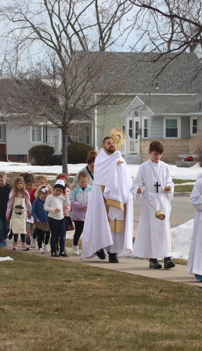 Sachinettiyil's tweet photo. This is beautiful 😍 

Eucharistic procession at St Bonaventure school in Nebraska. https://t.co/Ycl1MSEjoD
