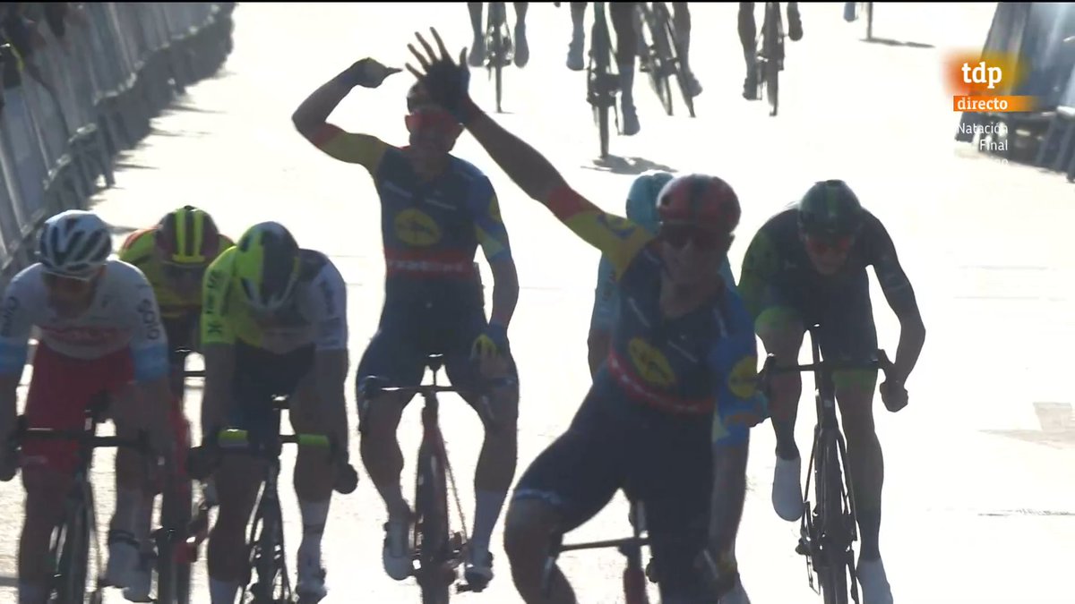 TopCiclista's tweet photo. Una caída (con Matthews involucrado) en los últimos 2 km hizo que el pelotón se partiese, justo antes de neutralizar a la escapada.
Varios Intermaché y Lidl Trek lanzaron, con victoria fácil para🥇Jonathan Milan, por delante de🥈Marit y🥉Lonardi.
Mañana, montaña🔥🔥. #VCV75 https://t.co/NSf29NdYsE