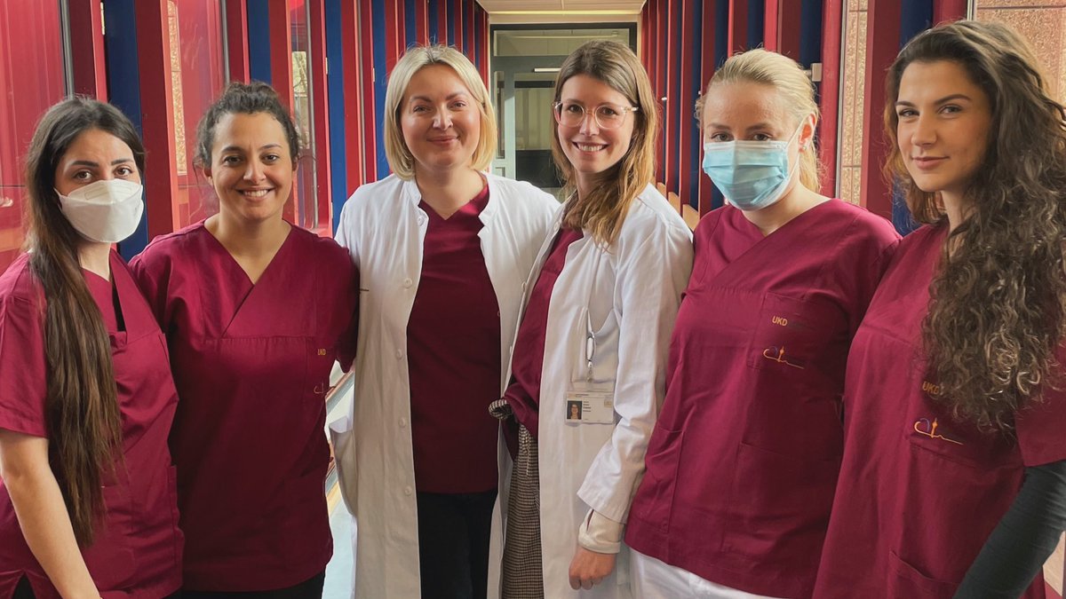 On Fridays we wear red! Heute ist der #Wearredday. Weltweit tragen Menschen heute rote Kleidung, um auf die Herzgesundheit von Frauen aufmerksam zu machen - das Team unserer Kardiologie ist mit dabei.