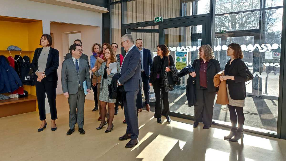 Une belle rencontre entre l'ambassadeur <a href="/AmbDEenFR/">Ambassadeur Stephan Steinlein</a>, le recteur et la communauté éducative 🇫🇷🇩🇪 de Buc : visite du lycée franco-allemand et de son école intégrée, puis pause de la plaque Elysée de la maternelle Blériot.
➡️Un parcours bilingue et biculturel de la PS à la terminale!