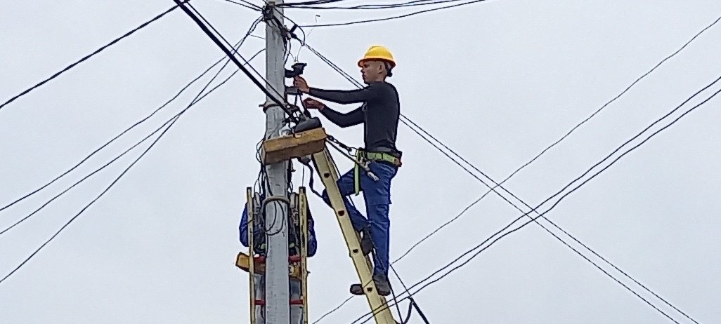 migueld9025's tweet photo. Para nuestros reparadores no hay tarea imposible que con empeño y pericia no logren cumplir #GenteQueSuma #EstaEsLaRevolución #JuntosPorMayabeque https://t.co/Ku0QY3xWjA