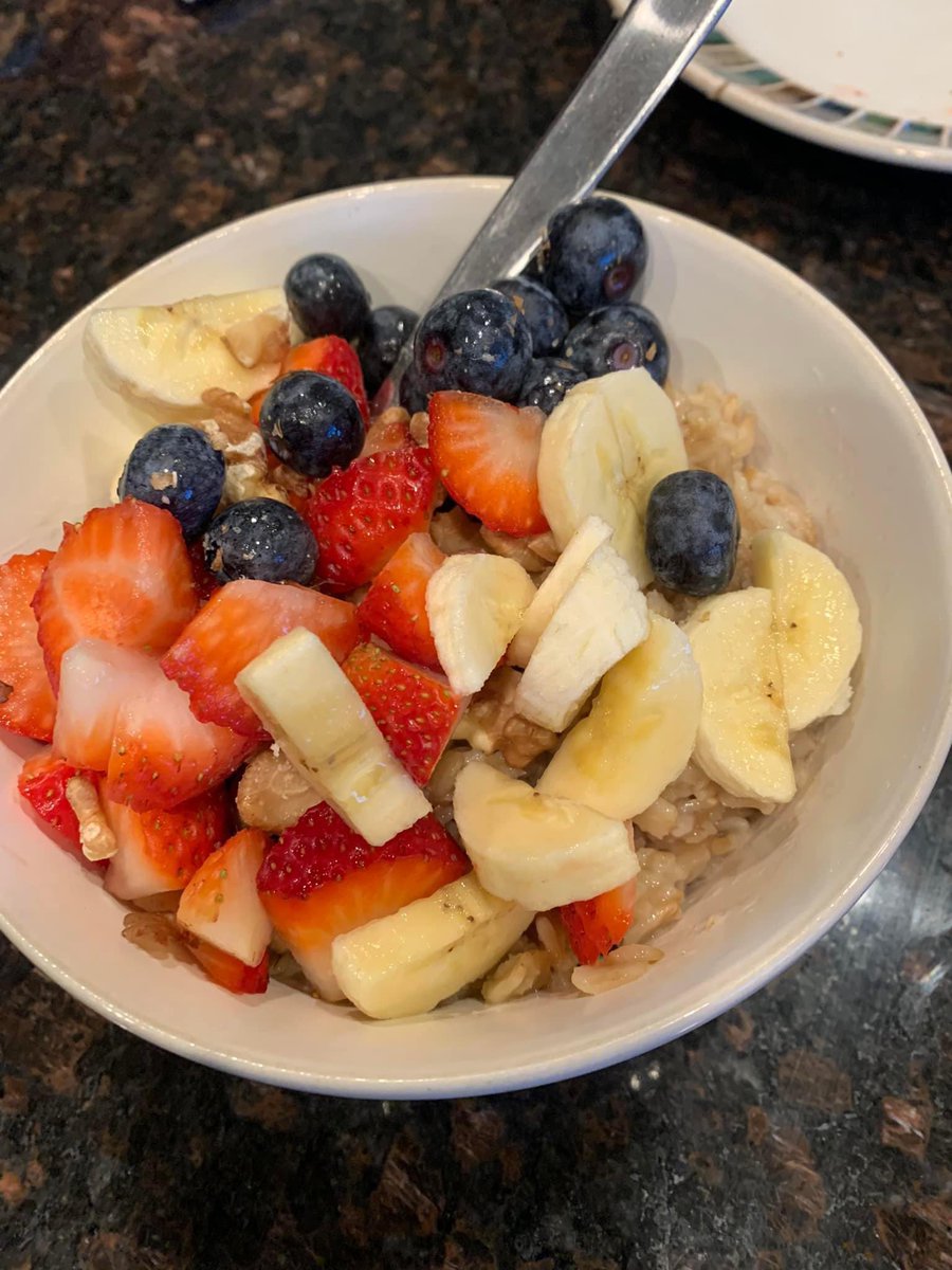 achikaliya's tweet photo. @FreshUpdates #freshintentions oatmeal with fruit https://t.co/zKeNFW2ldA