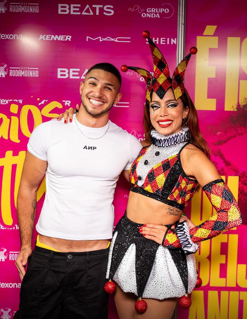 sorriso que não tava cabendo no rosto 🥹😆 @anitta @QGdaAnitta https://t.co/ndXaFH5C1c