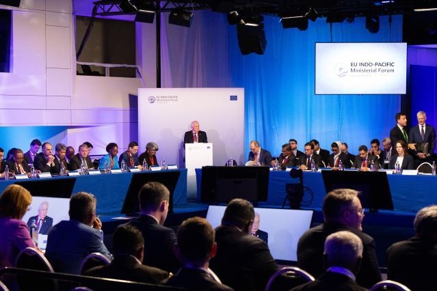 We need resilient economies and supply chains that generate shared prosperity. 
 
We need resilient societies to face up climate change and advance a fair green transition.
 
We need a resilient governance based on international law and the rules-based international order.   2/3