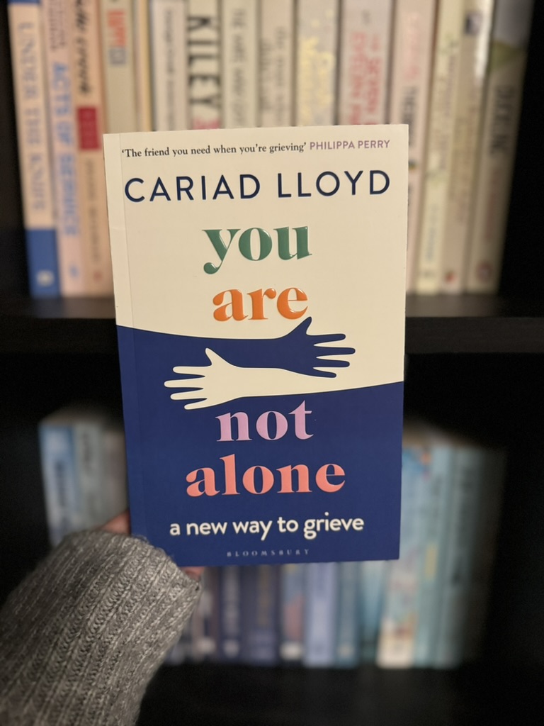 ✨✨ NEW REVIEW ✨✨ I've encountered grief on numerous occasions. Despite the frequency of these experiences, the process never becomes easier. Full review⬇️ wix.to/9tmm0b3 Purchase link⬇️ amazon.co.uk/You-Are-Alone-… #CariadLloyd #TheGriefPodcast #BloomsburyBooks