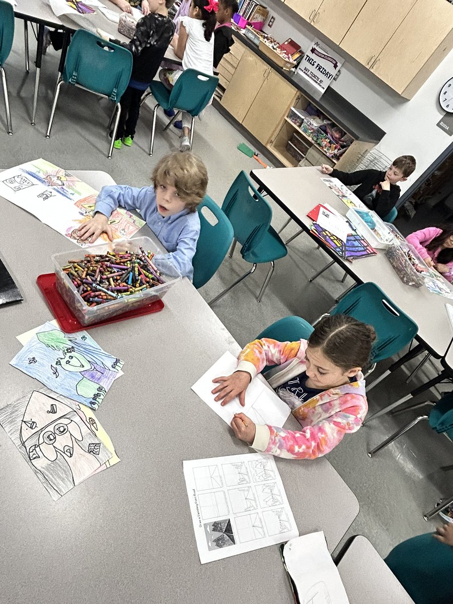 Matos_Jones1st's tweet image. La clase de @Mrs_Ayala_  trabajando en perspectiva paisajista y familia de colores con “Dog Color Wheels” @JonesAcademy1  #sololomejor