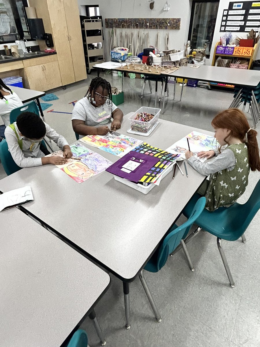 Matos_Jones1st's tweet image. La clase de @Mrs_Ayala_  trabajando en perspectiva paisajista y familia de colores con “Dog Color Wheels” @JonesAcademy1  #sololomejor