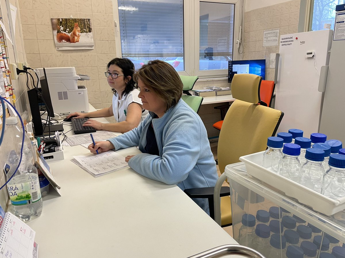 🍼🔬Mateřské mléko pro více dětí. To je cíl výzkumu expertů z mléčné banky v <a href="/FN_HK_oficialni/">Fakultní nemocnice Hradec Králové</a>. Pracují na nové metodě ošetřování mléka. Oproti běžné pasterizaci na něj působí vysokým tlakem. Jaké mají výsledky? Uslyšíme v magazínu #Experiment, v sobotu na <a href="/Radiozurnal1/">Radiožurnál</a> po 9. hod.