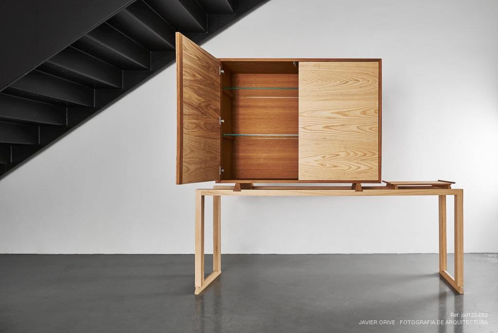 Calventedesign's tweet photo. 𝗦𝗶𝗺𝗶𝘁𝘂

Rediseñamos el Bargueño. Puertas palmeadas en madera de fresno.
Colección Ensambles.

#Calvente #MobiliarioInmortal #Diseño #Wood #CarpinteríadeMadera #Carpintería #Decoración #Deco #Arquitectura #Architecture #Interiorismo #Carpenter #Work #sencillez #materiaprima https://t.co/zKQtwzvgjc