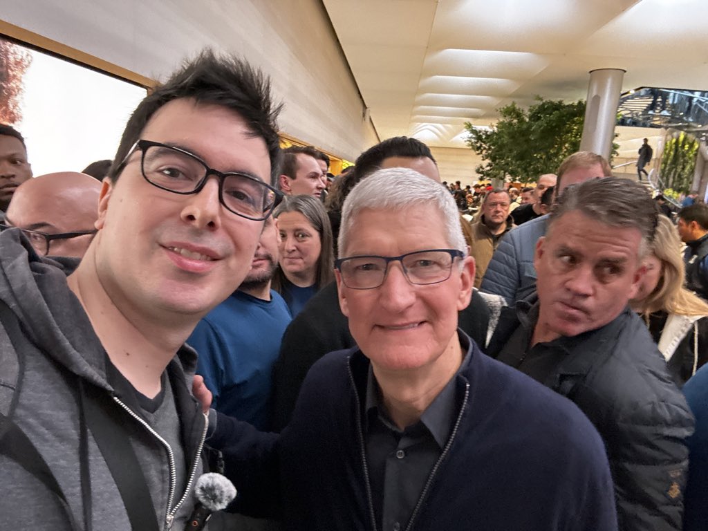 Such an exciting day! 
Got a chance to share with Tim how great it is to develop apps for Apple Vision Pro. 
🙏