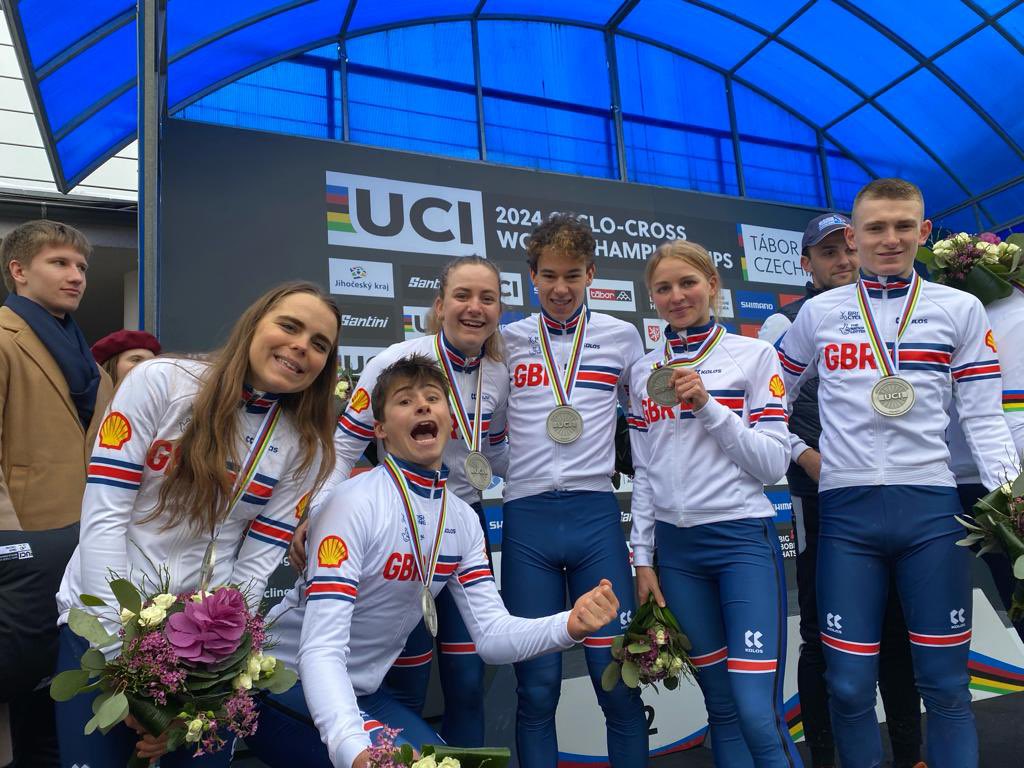 camerooney_'s tweet photo. Worlds Team Relay 🥈 Hurts a bit to be so close. But respect to Aubin and France 👏 Team GB smashed it, love this event and love how strong we are as a nation🇬🇧 

I’m in a good place, ready to give it all on Sunday ⚔️
📸 @swpix_cycling https://t.co/5kaAqv60uV