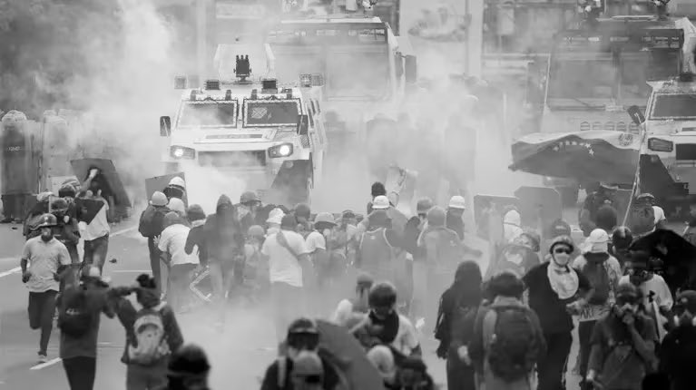 MVelazcoM's tweet photo. Hoy se cumplen 25 años de degradación, del más cruel sistema opresor nunca antes visto en nuestra historia republicana…

Un cuarto de siglo, no es poco tiempo pero está cerca de llegar a su fin.

El chavismo será recordado como una época oscura que enterraremos para siempre. https://t.co/VLtGClEv0M