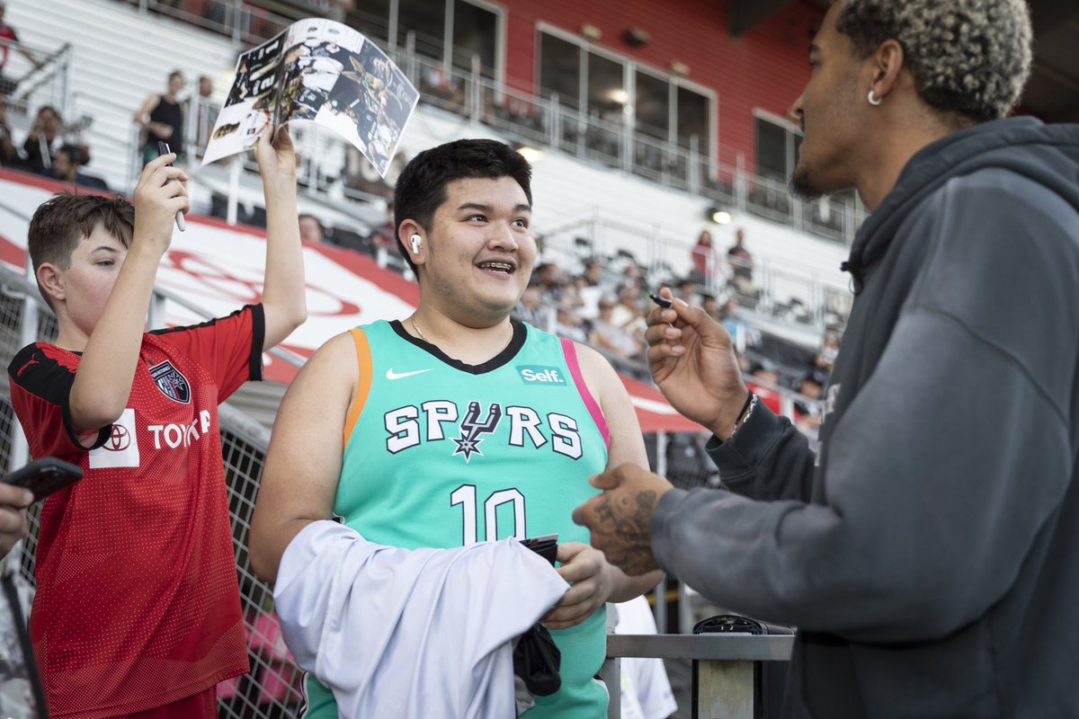 GIVEAWAY! 🎟️🙌

A treat for the fans who are as passionate about the silver &amp; black as they are about the red &amp; black! 🩶🖤❤️

Enter to win two tickets to tonight’s Spurs game by: 
1. Following us &amp; <a href="/spurs/">San Antonio Spurs</a>
2. RT this tweet!