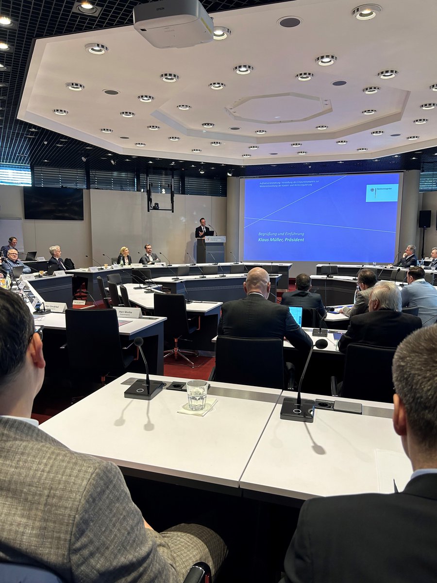 bnetza's tweet image. Heute haben wir unter anderem mit Netzbetreibern und Unternehmen aus der Energiebranche über unser #Eckpunktepapier diskutiert. Das Papier enthält Vorschläge, wie #Netze sicher, effizient und unbürokratisch transformiert werden können: bnetza.de/gbk
#Netzkosten