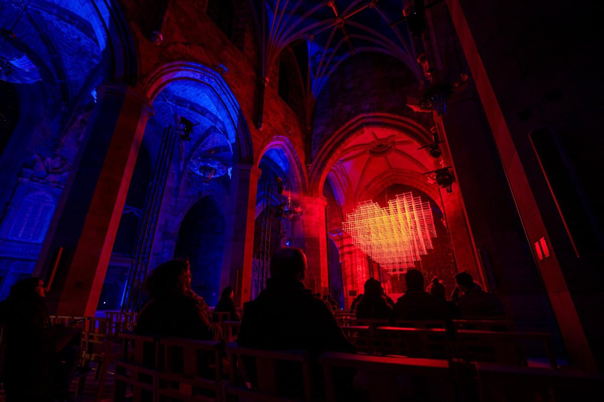 Michael Pendry’s stunning installation HEART will be lighting up @StGilesHighKirk nightly this weekend, from 6.45pm this evening. Tickets for the illumination and soundscape are available from burnsandbeyond.com £5.00 (+ bf) #burnsandbeyond #stgiles900 #heart #edinburgh