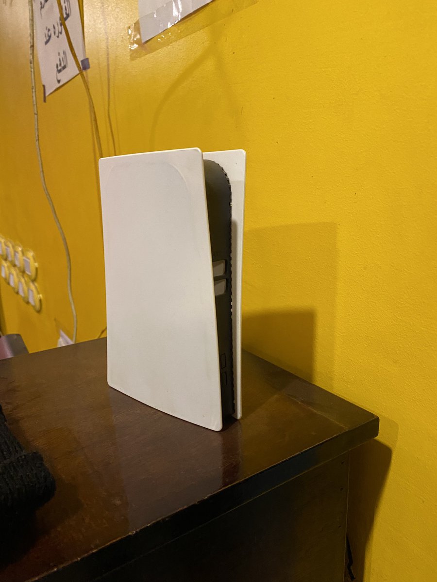 لما تسأل ع اسعار PS5 في السوق و تحوش مبلغه و خلاص رايح تشتريه

الPS اللي الراجل باعهولك بعد ما الدولار بقا ب ٧٠ :