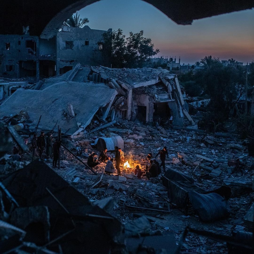 AzamAktan's tweet photo. This is heart breaking, Palestinians gather around a fire over the rubble of their destroyed homes in Khan Younis.💔

#FreePalestine #Gaza #KhanYounis #StopGenocide #AzamAktan https://t.co/q5e3E4frkc