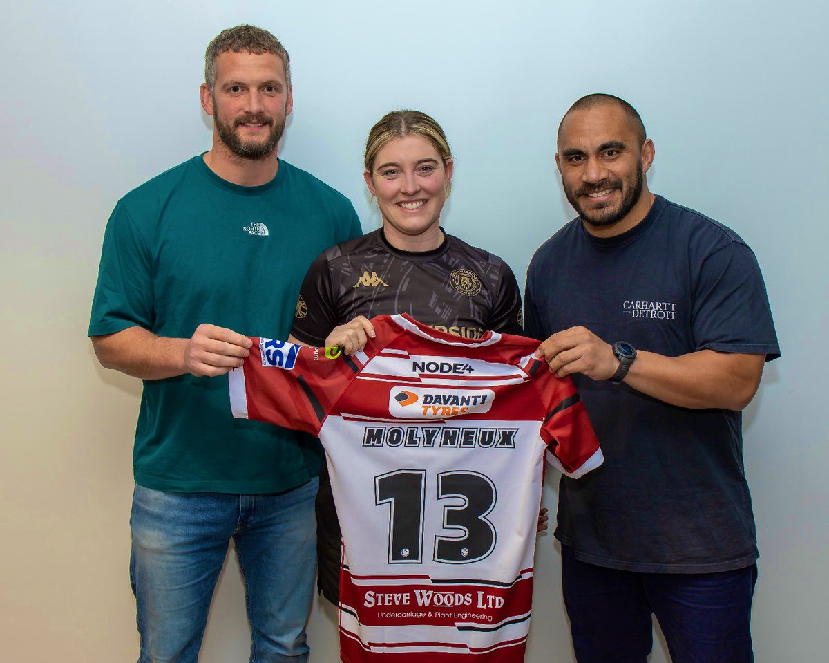 Privileged to be presented with this season’s playing shirt by these two legends 🍒⚪️❤️<a href="/WiganWarriorsRL/">Wigan Warriors 🍒⚪️</a>