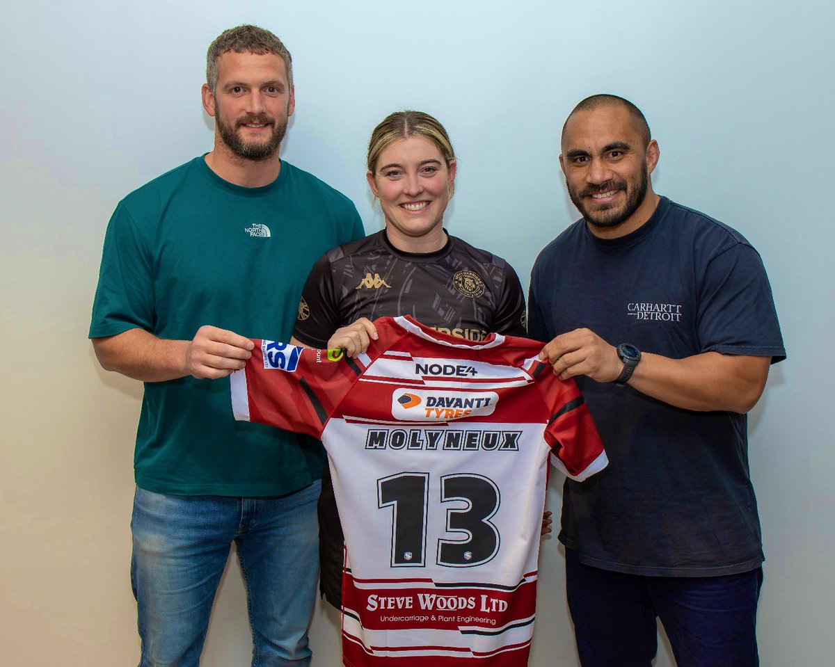 Privileged to be presented with this season’s playing shirt by these two legends 🍒⚪️❤️@WiganWarriorsRL