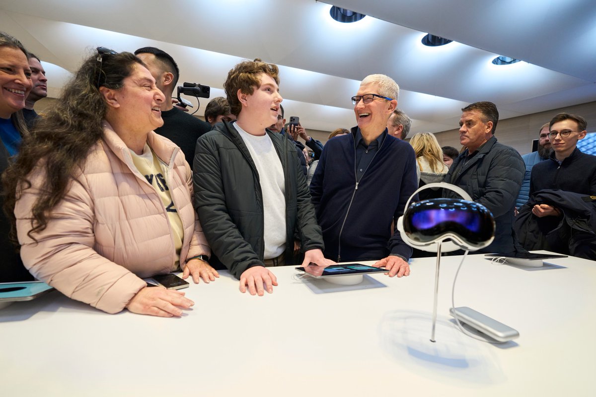 What a thrilling morning celebrating the launch of Apple Vision Pro at Apple Fifth Avenue! The era of spatial computing has arrived!