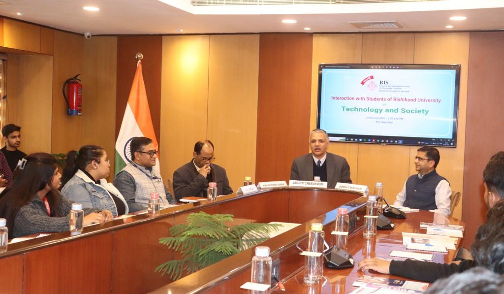 RIS_NewDelhi's tweet image. More than 100 students from @RishihoodUni, led by VC Prof @shobweet visited RIS today.  
In two separate sessions
Prof @Sachin_Chat shared RIS&apos;s role as a Think Tank and India&apos;s evolving development paradigm and leadership #DevelopmentFinance #Tech #DevCoop #G20 #regionalcoop