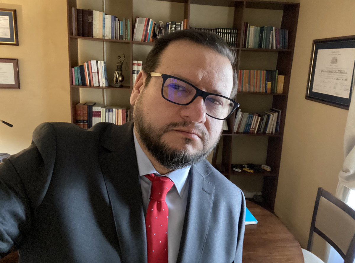 FernandoLealA's tweet photo. Último día de la semana y aunque cansado, con todas las ganas para el fin de semana.
#EnLaOficina https://t.co/lY9ATHhVm9