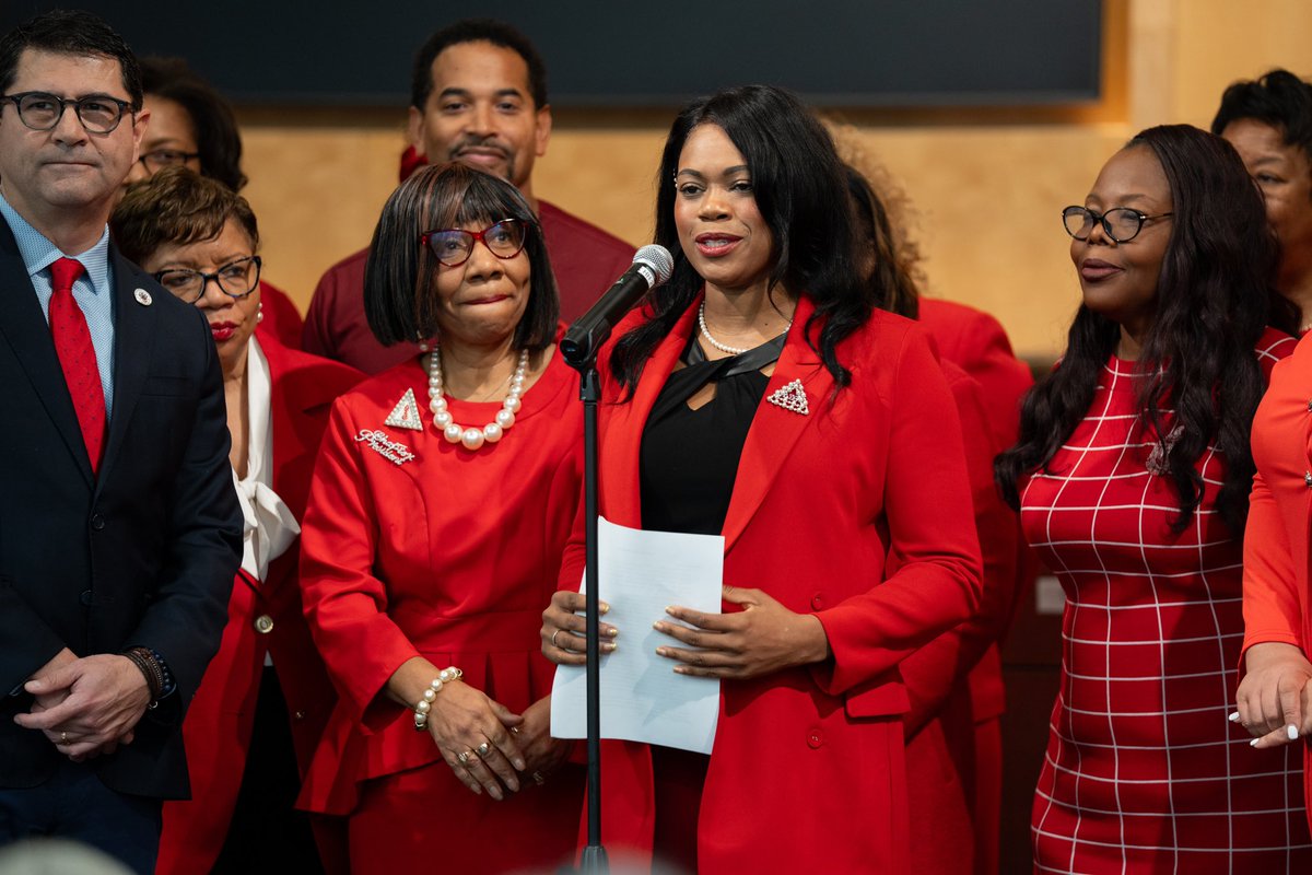 CM_Sayles's tweet photo. On Tuesday, the @MCACDST and @DSTPVAC Chapters held their #DeltaDay at the @MoCoCouncilMD to discuss their legislative priorities. One of the many reasons we wear red is to unify women in raising awareness for heart health and preventing heart disease. #WearRedAndGive @dstinc1913 https://t.co/n4Bdf6Ne4m