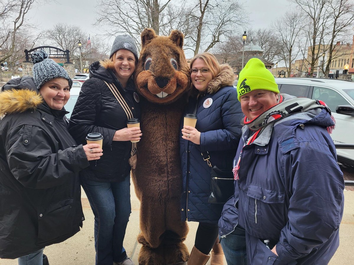 usanachris's tweet photo. Woodstock’s Groundhog Day celebration is out of control. From dawn to dusk! #108ing #Soxmachine https://t.co/5XXoME6eTx