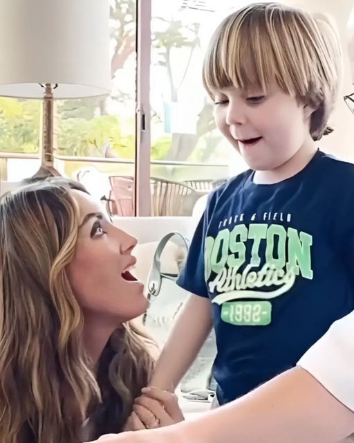 cvustoessel's tweet photo. Ha pasado todo tan deprisa
Día a día vi correr la vida
Tú llegaste y me ensañaste a respirar

Tu sonrisa no conoce el miedo
Yo he llenado de algodón el suelo
¿Qué no haría para no verte llorar? https://t.co/aqSfHJDwcl
