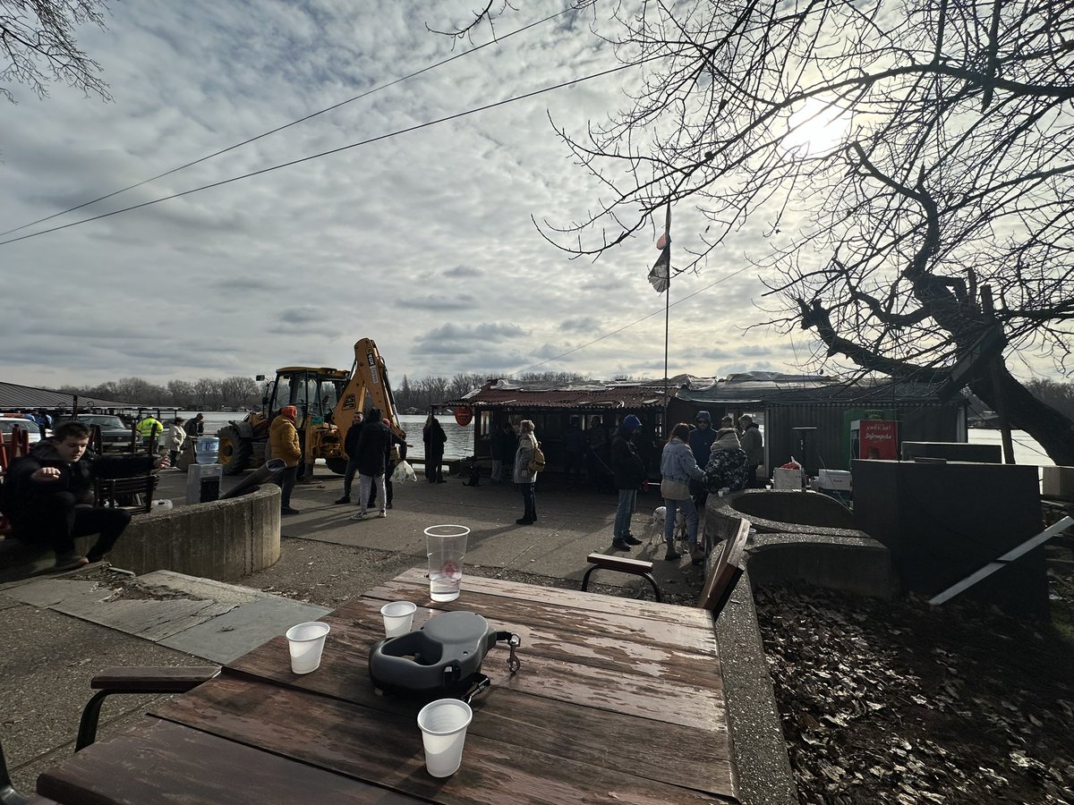 Jesam za uredjenje keja! Ali neke stvari moraju da se bolje urade! Od kada znam za sebe, znam i za “Gusar-a”
Ovo mesto oslikava naše blokove… Ovo mesto zaslužuje da bude zaštićeno, uredjeno i mora da se nadje rešenje da ostane! Gusar je duša mnogih generacija, ne ide da nestane!