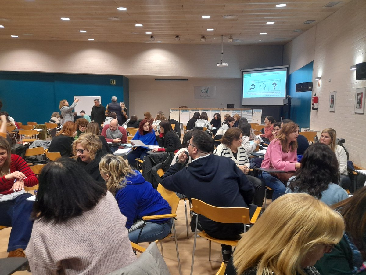 sepladurgell's tweet photo. 3a. Sessió XdC7.
Reflexionem sobre el cicle de l'aprenentatge: activitat inicial. #aprenentatgeprofund #bonespreguntes #espiral #ideeprèvies #modelatge @SEiXarxes @xarxaCb @conxitamarquez https://t.co/X2hE4ohMM2