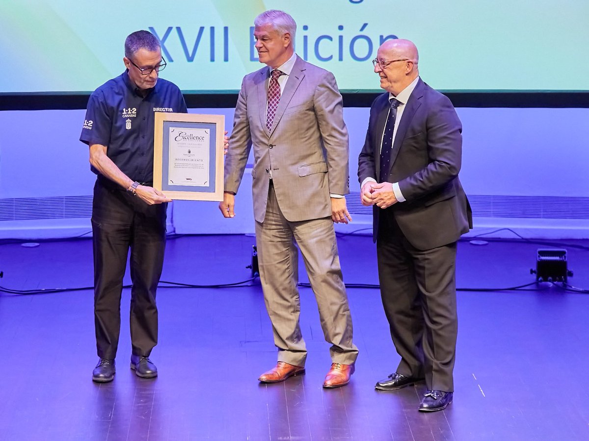 112canarias's tweet photo. El @112canarias y la DG de Emergencias  de @territoriocan_  reciben un reconocimiento de @PortsSCTenerife por  "su destacada labor en la crisis migratoria de 2023" 

➡️La entrega de las distinciones tuvo lugar en el acto de los Premios Excellence de Cruceros

¡Muchas Gracias!👏👏 https://t.co/uZtE3JL3HN