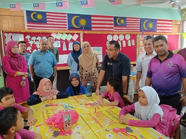 utkmyorg's tweet photo. Projek Literasi Nibong Tebal melabuhkan tirainya selepas 8 minggu.

Seramai 65 murid dari SK Sg Duri dan SK Sg Kechil telah berjaya dibantu melalui projek literasi ini.

Dari tidak boleh dan tidak lancar membaca, kini kebanyakan mereka sudah menguasai kemahiran literasi. https://t.co/08dMBvLvOS
